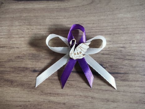 Vývazek labuť s iniciály a datumem