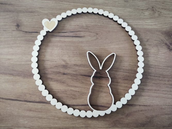 Dřevěný kruh se zajíčkem