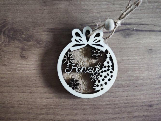 Vánoční ozdoba se jménem Adriana