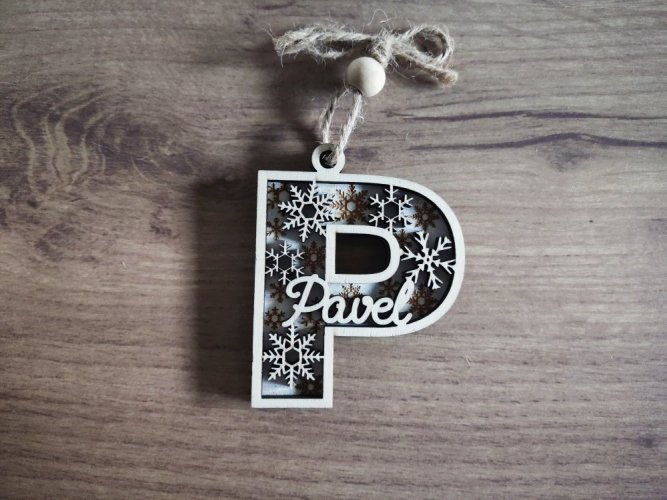 Vánoční ozdoba se jménem Kamila