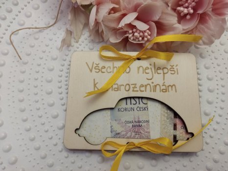 Dřevěné přání k narozeninám s autíčkem