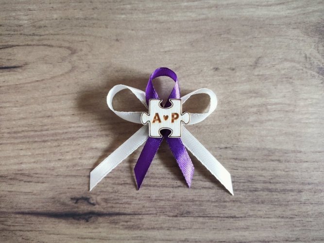 Vývazek puzzle s iniciály a datumem