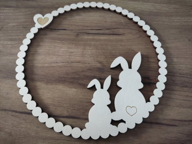 Dřevěný kruh se zajíčky