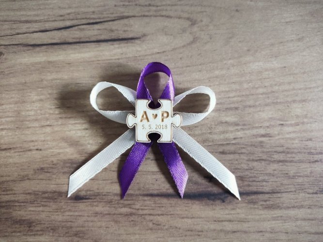 Vývazek puzzle s iniciály a datumem