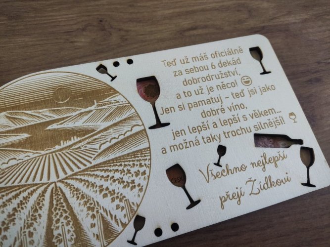 Dřevěné přání k narozeninám pro milovníky vína