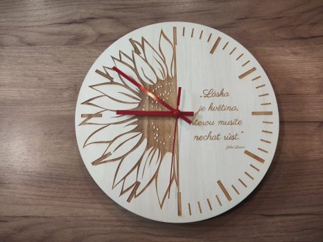 Hodiny se slunečnicí a citátem