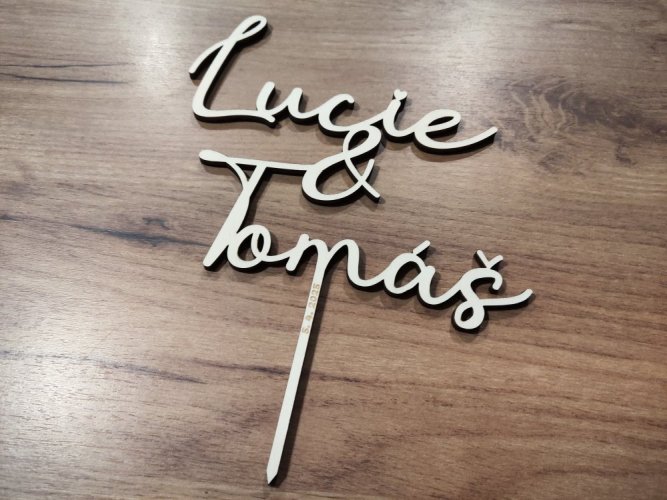 Zápich na dort se jmény novomanželů a datumem