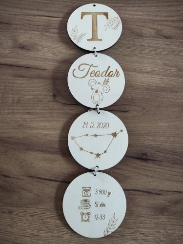 Dřevěné kruhy s údaji o miminku