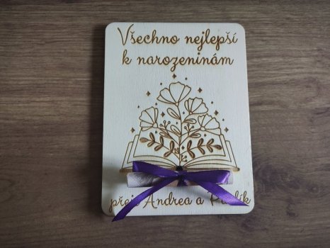 Dřevěné přání k narozeninám pro knihomoly