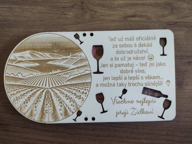 Dřevěné přání k narozeninám pro milovníky vína