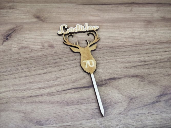 Zápich s jelenem a jménem