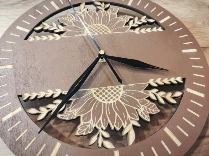 Hodiny s gravírovanou slunečnicí