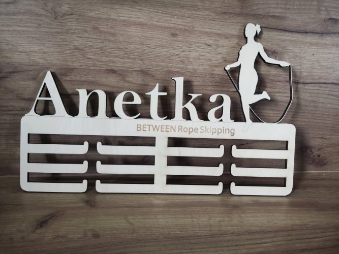 Věšák na medaile skok přes švihadlo