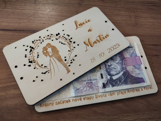 Dřevěné svatební přání s novomanžely a lístky