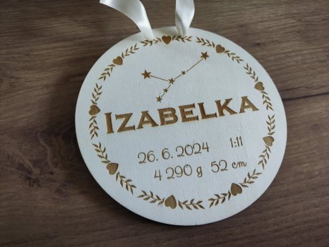 Kruh se jménem a údaji o miminku se znamením