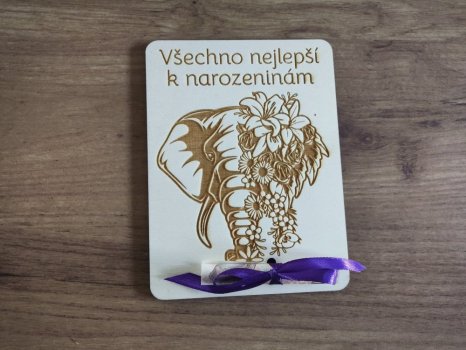 Dřevěné přání k narozeninám se slonem a květinami