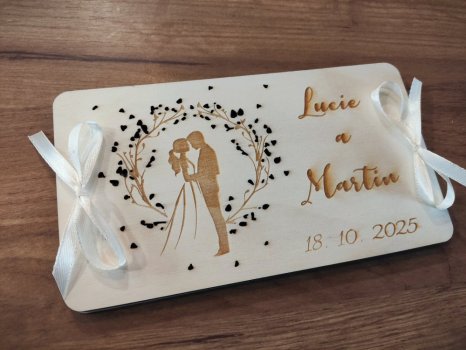 Dřevěné svatební přání s novomanžely a lístky
