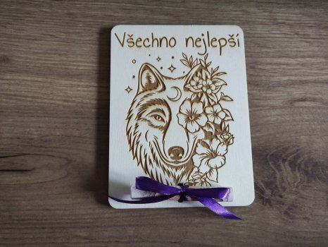 Dřevěné přání k narozeninám s vlkem a květinami