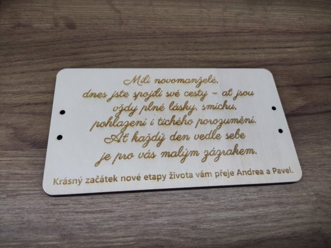 Dřevěné svatební přání s novomanžely a lístky
