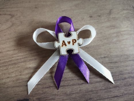 Vývazek puzzle s iniciály a datumem