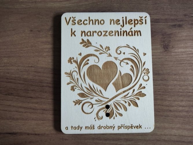 Dřevěné přání k narozeninám se srdíčky a zdobením