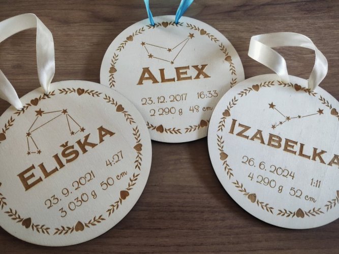 Kruh se jménem a údaji o miminku se znamením