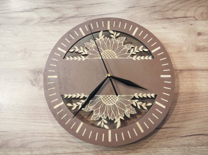 Hodiny s gravírovanou slunečnicí