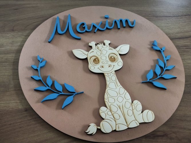 Dřevěný kruh se jménem a žirafou