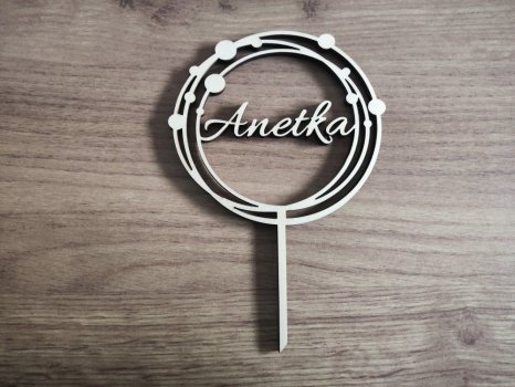 Zápich na dort se jménem v kruzích s bublinami