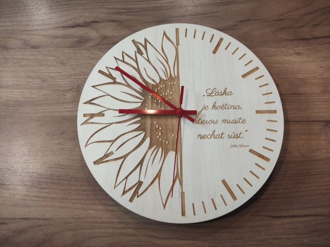 Hodiny se slunečnicí a citátem