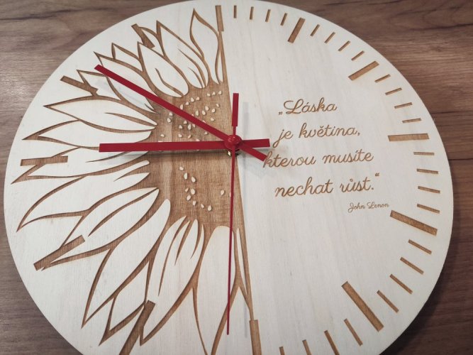 Hodiny se slunečnicí a citátem