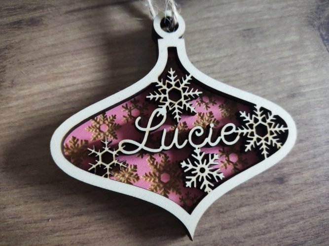 Vánoční ozdoba se jménem Nora