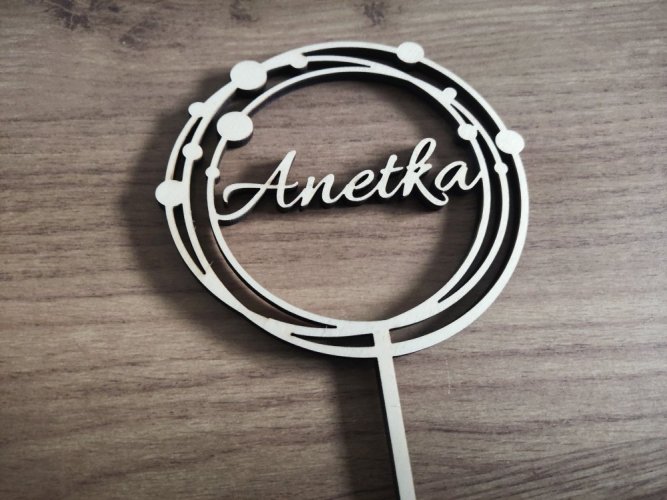 Zápich na dort se jménem v kruzích s bublinami