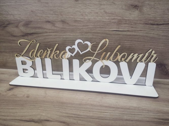 Svatební jmenovka na stůl se srdíčky