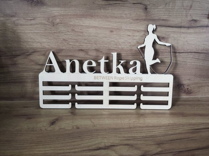 Věšák na medaile skok přes švihadlo