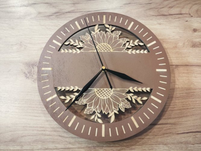 Hodiny s gravírovanou slunečnicí