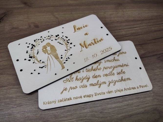 Dřevěné svatební přání s novomanžely a lístky