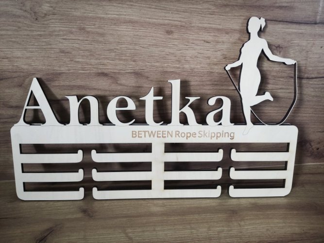 Věšák na medaile skok přes švihadlo