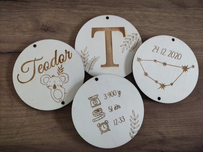 Dřevěné kruhy s údaji o miminku