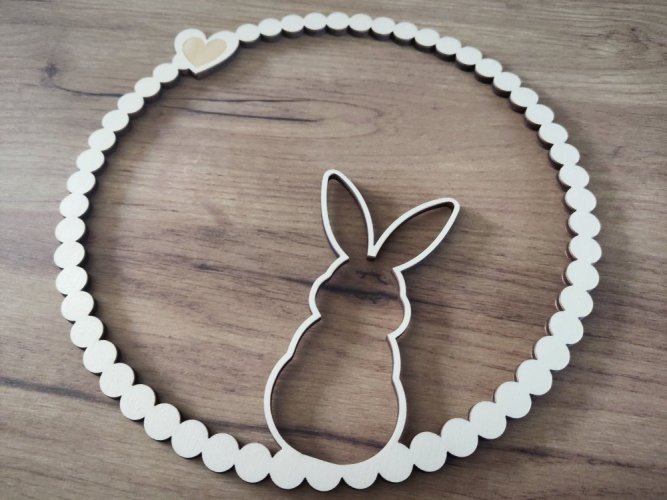 Dřevěný kruh se zajíčkem