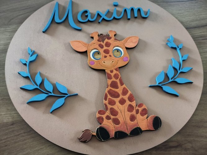 Dřevěný kruh se jménem a žirafou
