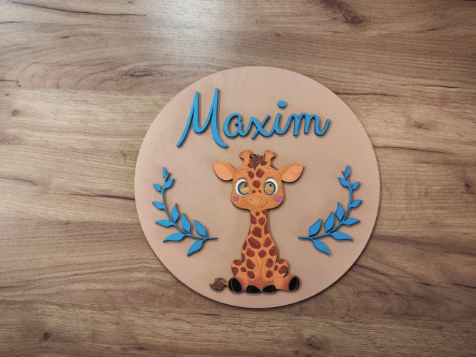Dřevěný kruh se jménem a žirafou