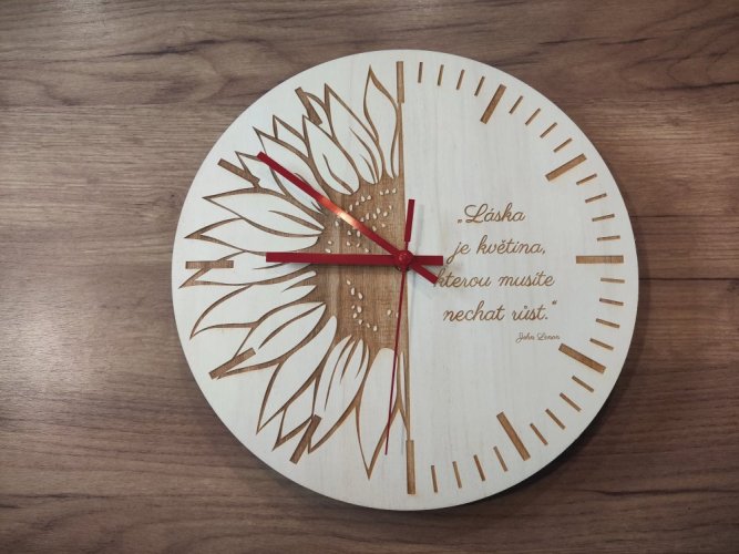 Hodiny se slunečnicí a citátem