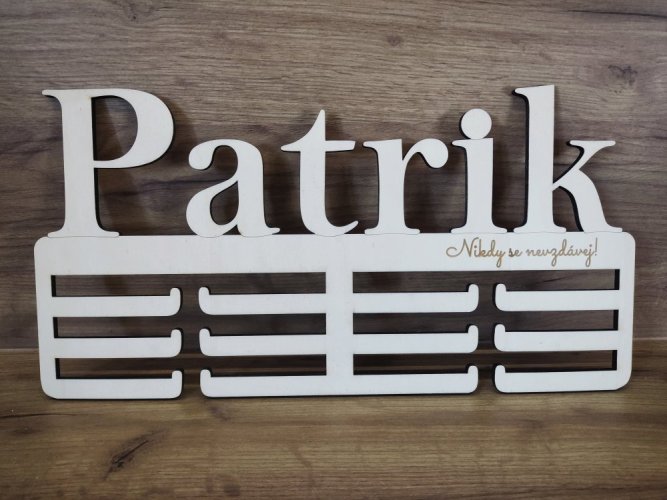 Věšák na medaile se jménem