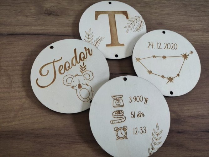 Dřevěné kruhy s údaji o miminku