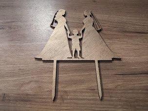 Dřevěný zápich dvě nevěsty s chlapečkem