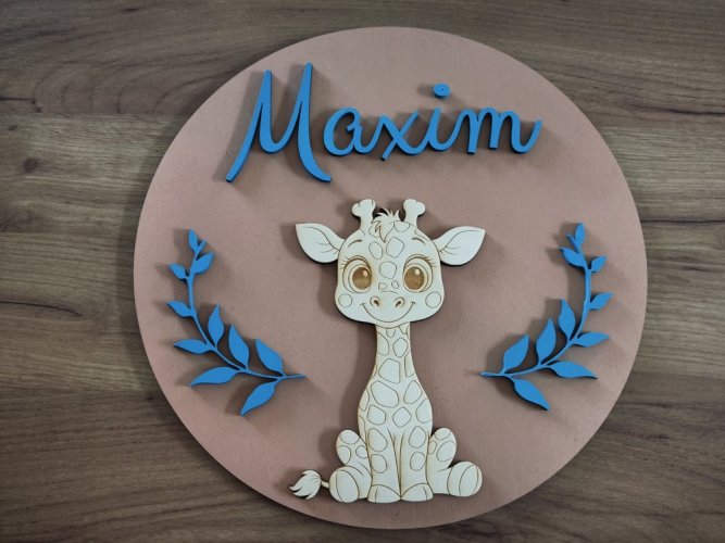 Dřevěný kruh se jménem a žirafou