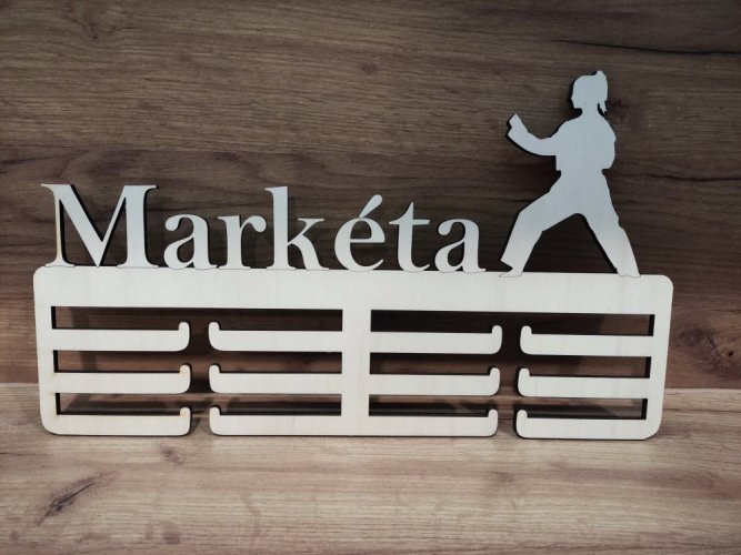 Věšák na medaile karate