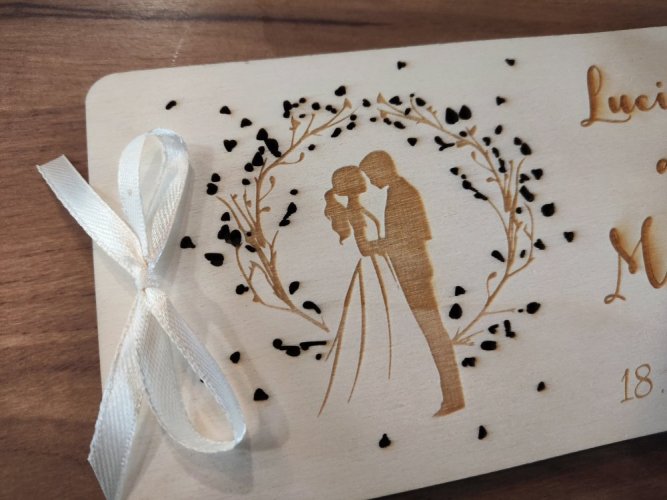 Dřevěné svatební přání s novomanžely a lístky