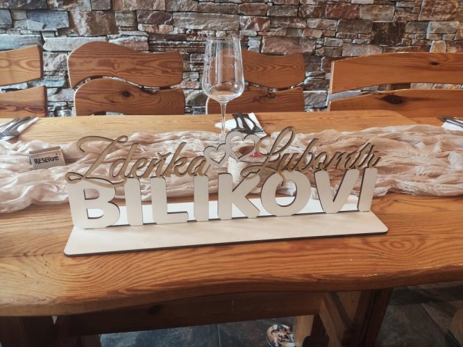 Svatební jmenovka na stůl se srdíčky